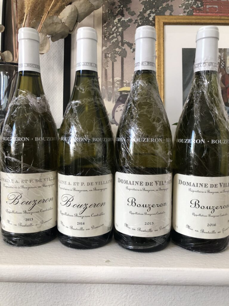 Plusieurs cuvées de Bouzeron du Domaine de Villaine alignées